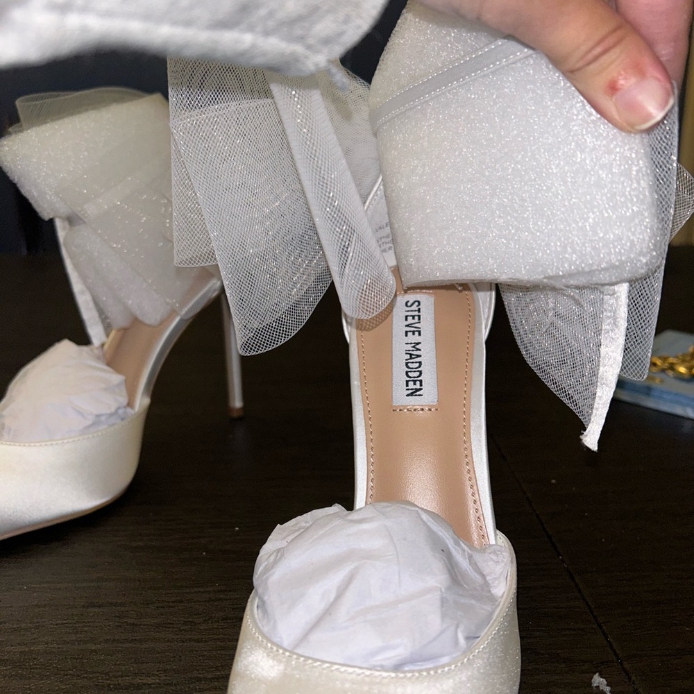 Brand new Steve Madden white ribbon heels